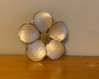 Vintage Schmuck 3D Metall Silber und Gold Ton Schimmernd Glänzend Floral Brosche Blumen Broschen Pins