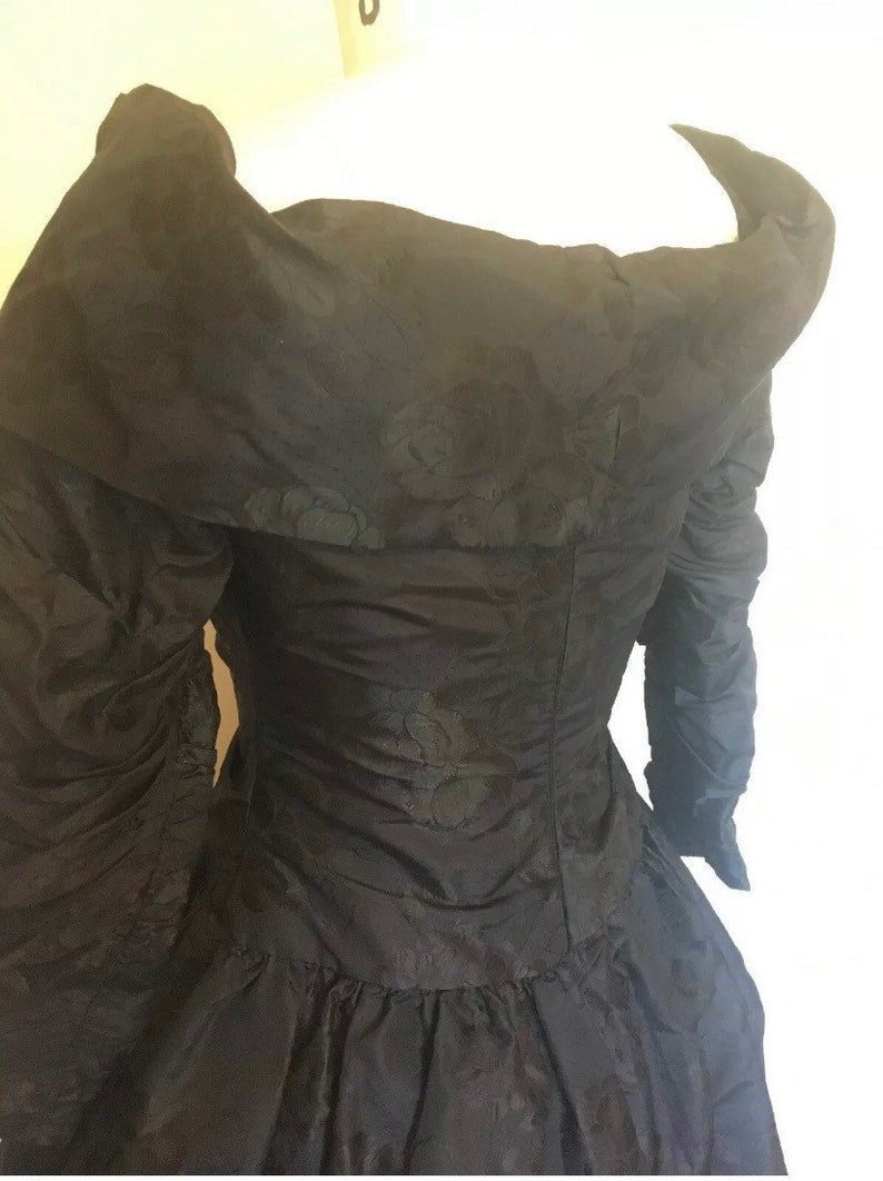 SCAASI Off the Shoulder Ruched Fit /& Flare Black Floral Tafetta Cocktail Dress 8