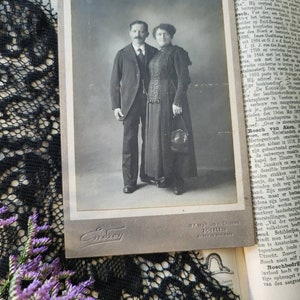 Cabinet card - Pretty Parisian couple