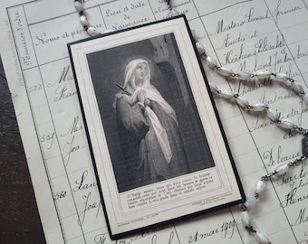 Splendida cartolina commemorativa vittoriana: la Vergine Maria in preghiera, con in mano una spada.