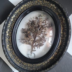 Héritage sentimental - coiffure hollandaise avec détails dorés et note manuscrite
