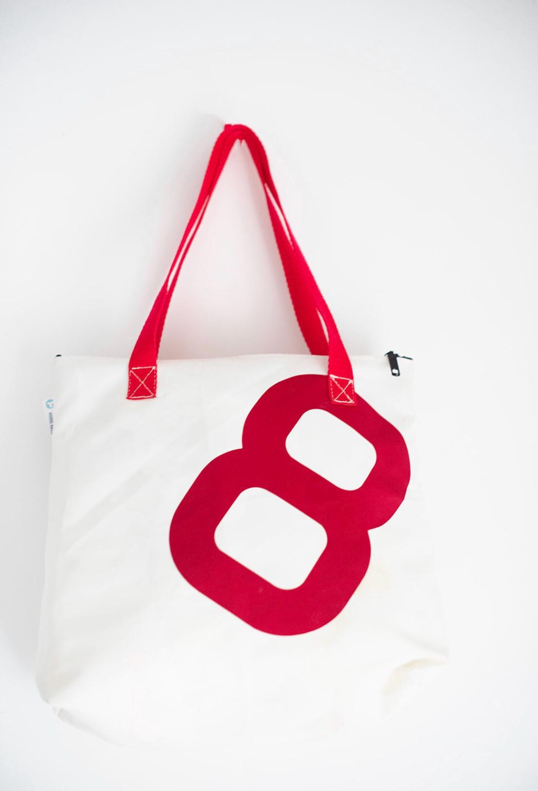 Reißverschlusstasche aus recyceltem Segeltuch mit Stern