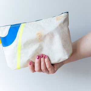 No3 Pochette per cosmetici in tela da vela riciclata (media)