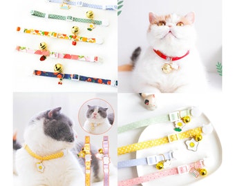 Puede incluir: Surtido de collares para gatos coloridos con cascabeles y encantos lindos. Los collares presentan varios patrones, incluyendo lunares, rayas y diseños de frutas. Los encantos incluyen una fresa, un huevo y una flor.