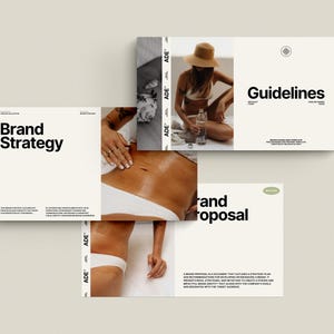 Könnte beinhalten: Ein Markenleitfaden mit dem Text "Brand Strategy", "Brand Proposal" und "Guidelines" auf den Umschlägen. Der Leitfaden zeigt eine Frau in einem weißen Bikini und einem Strohhut.