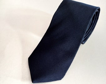 1990s Vintage Stringbeans Solid Navy Blue Silk Skinny Necktie 2.5 x 55.5