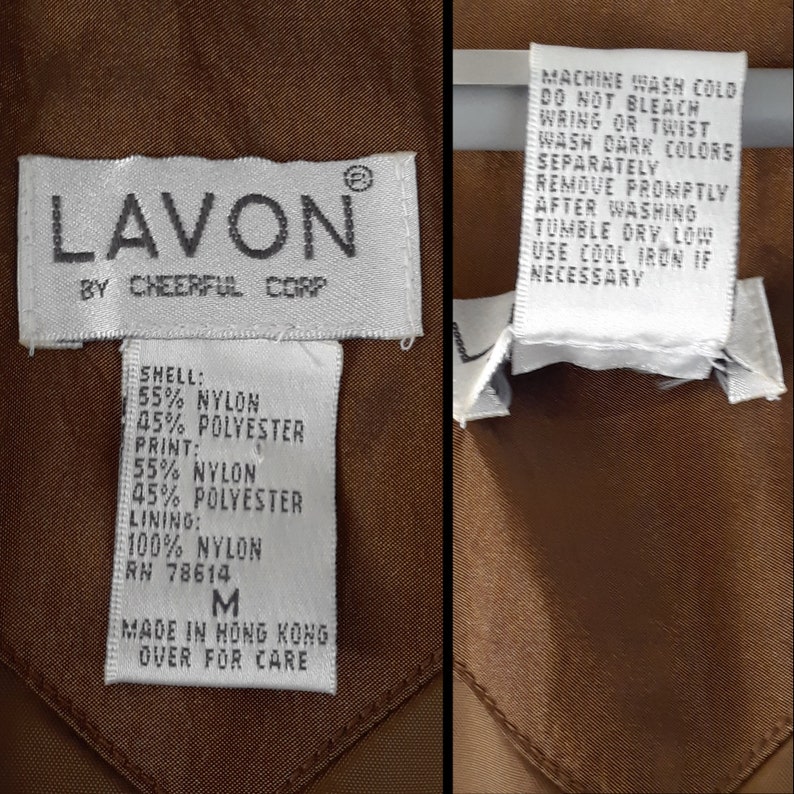 Peut inclure: Une &eacute;tiquette blanche avec le texte "LAVON BY CHEERFUL CORP" et une &eacute;tiquette d'entretien avec des instructions pour laver et s&eacute;cher le v&ecirc;tement. L'&eacute;tiquette d'entretien indique "MACHINE WASH COLD, DO NOT BLEACH, WRING OR TWIST, WASH DARK COLORS SEPARATELY, REMOVE PROMPTLY AFTER WASHING, TUMBLE DRY LOW, USE COOL IRON IF NECESSARY". L'&eacute;tiquette de composition du tissu indique "SHELL: 55% NYLON 45% POLYESTER, PRINT: 55% NYLON 45% POLYESTER, LINING: 100% NYLON, RN 78614, M, MADE IN HONG KONG, OVER FOR CARE".