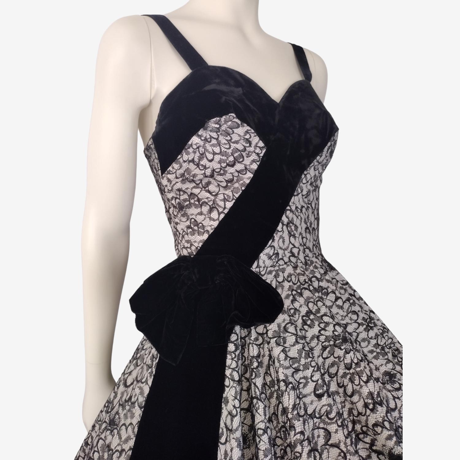 Vintage 1950s Glamorous Black and White Lace Velvet Midi Fit and Flare Cocktail Party Dress Size XXS - Etsy Vintage 1950s Glamorous Black and White Lace Velvet Midi Fit and Flare Cocktail Party Dress Size XXS - Etsy