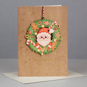 Kerstwenskaart met houten kerstkransornament