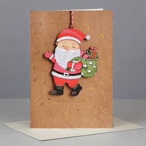 Kerstwenskaart met houten kerstmanornament