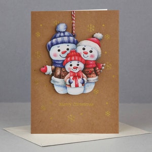 Kerstwenskaart met houten sneeuwpopornament