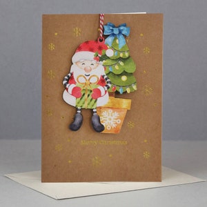 Kerstwenskaart met houten kerstmanornament