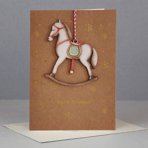 Kerstwenskaart met houten hobbelpaardornament