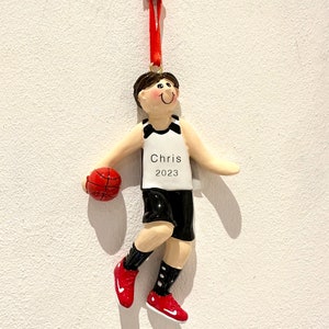 Gepersonaliseerde kerstbaldecoratie - basketbalspeler jongen ornament