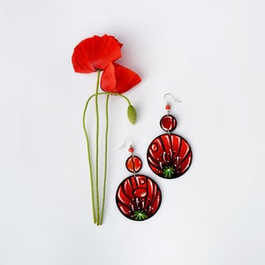 Pendientes de amapola roja de cuero pintados a mano. Pendientes grandes y llamativos. Pendientes día de la madre. Regalo especial para mamas gancho (acero inox.)