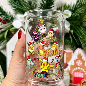 Poke Christmas 16oz Beer Can Glass | Copo de Natal | Café Gelado | Presente | Árvore de Natal | Pocket Monsters | POGO| Eevee | PKMN | Eeveelutions
