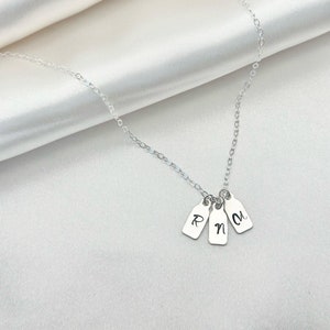 Collar de etiqueta inicial familiar Iniciales de parejas Collar de plata personalizado Iniciales Collar de etiqueta de perro Collar de etiqueta inicial de letra personalizada Colgante