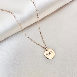 Collar de disco inicial personalizado Collar de letras estampadas a mano Monograma Carta colgante Carta Encanto inicial Recuerdo personalizado