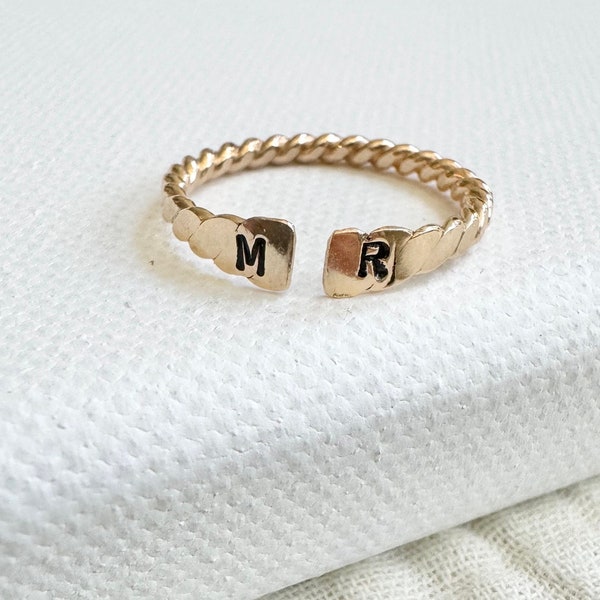 Bague initiale fille et fils Bague en or 14 carats Bague initiale torsadée Bague initiale minimaliste Bague lettre estampée à la main Cadeau pour maman