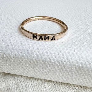 MAMA Ring Mamá para ser regalo Regalo del Día de la Madre para mamá Handstamped Mama Ring Minimalista Mamá Anillo Oro Lleno Anillo Regalo para esposa Regalo para mamá