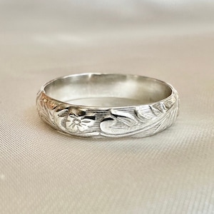 Sterling Silver Floral Band Ring: Vintage Style Flower Pattern