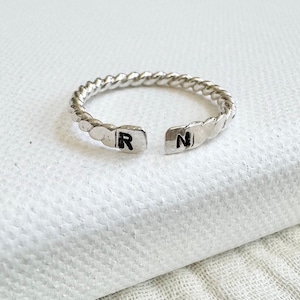 Anillo de hermana personalizado de plata esterlina para pareja anillo de sello anillo de letras anillo de letra estampado a mano anillo inicial familiar regalo para hermana