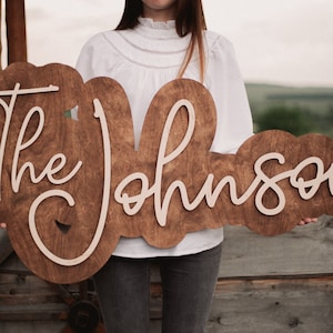 Letrero de madera personalizado con el apellido de la familia, letrero con el nombre de la boda como telón de fondo