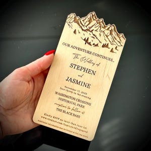 Faire-part de mariage en bois avec motif montagne - Retenez la date personnalisés - Cartes de mariage en bois rustiques, Retenez la date en bois personnalisée