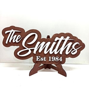 Letrero de nombre de boda personalizado con soporte, regalo de Mr Mrs on Top, letrero de mesa superior con nombre, letreros de nombre de boda de colores, decoración de mesa