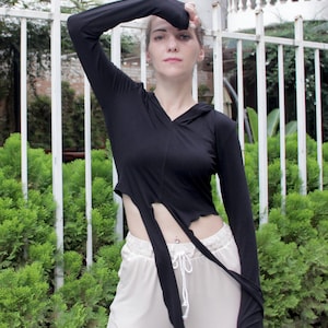 Kurzer Hoodie // Schwarzes Crop Top // Langärmeliges Crop Top // Crop Top mit Bindeband vorn // Bequemes Top // Geschenk für Sie // Jersey Crop Top