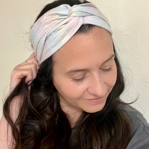 Könnte beinhalten: Ein weißes Turban-Haarband mit einem Batik-Muster in Rosa-, Blau- und Grüntönen.