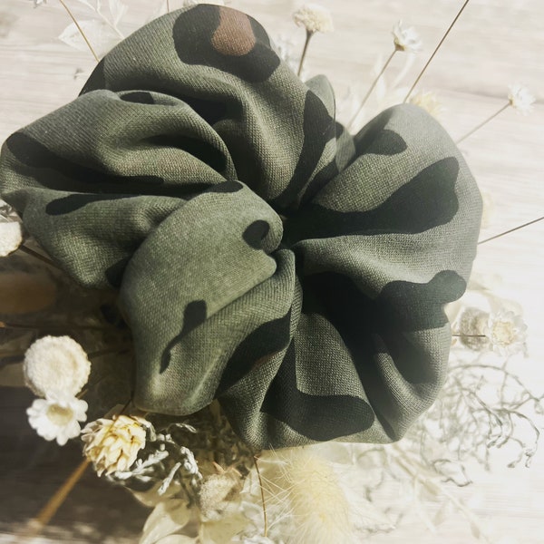 Scrunchie Haargummi „Leolook“ khaki grün aus Modaljersey / Geschenk / Haargummi