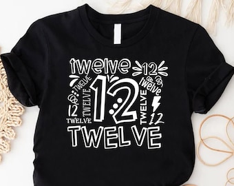 Può includere: Maglietta nera con un design grafico bianco che presenta il numero 12 e la parola "twelve" ripetuta in vari stili.