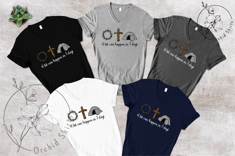 K&ouml;nnte beinhalten: F&uuml;nf verschiedene V-Ausschnitt-T-Shirts in verschiedenen Farben mit einem grafischen Design einer Dornenkrone, einem Kreuz und einem Grab. Der Text auf den Shirts lautet "A lot can happen in 3 days".