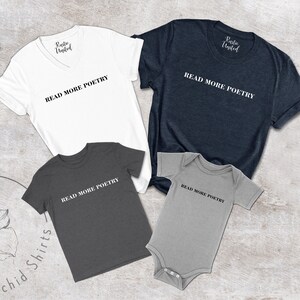 Op de afbeelding: Een set van vier shirts met de tekst "Read More Poetry" erop gedrukt. De shirts zijn in verschillende maten en kleuren, waaronder wit, donkergrijs en lichtgrijs. De shirts zijn gerangschikt op een lichtbruin, getextureerd oppervlak.