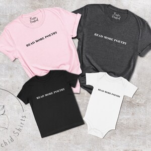 Op de afbeelding: Een set van vier t-shirts in roze, grijs, zwart en wit met de tekst "Read More Poetry" gedrukt op elk shirt.