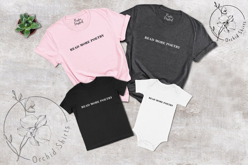 Op de afbeelding: Een set van vier t-shirts in roze, grijs, zwart en wit met de tekst "Read More Poetry" gedrukt op elk shirt.