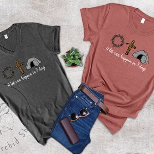 K&ouml;nnte beinhalten: Zwei T-Shirts mit einem christlichen Ostern-Motiv. Das graue Shirt hat eine Dornenkrone, ein Kreuz und ein Grab mit dem Text "In 3 Tagen kann viel passieren". Das rosa Shirt hat das gleiche Design mit dem Text "In 3 Tagen kann viel passieren".