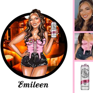 K&ouml;nnte beinhalten: Eine digitale Illustration einer Frau, die eine Dose White Claw Hard Seltzer Black Cherry h&auml;lt. Die Frau tr&auml;gt ein rosa Korsett-Oberteil und schwarze Shorts. Der Hintergrund ist eine Barszene mit einem warmen orangenen Schein.