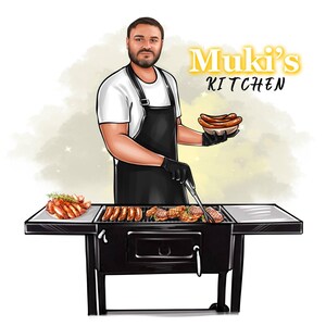 Puede incluir: Ilustraci&oacute;n de una persona asando varias carnes en una parrilla negra. La persona lleva una camisa blanca, un delantal negro y guantes. La parrilla tiene salchichas y filetes cocinados. El texto "Muki's KITCHEN" se muestra en amarillo.