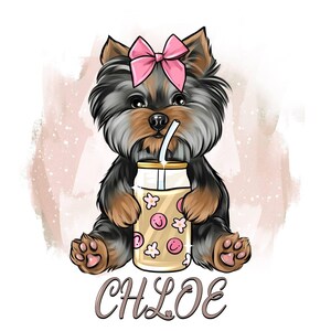 Puede incluir: Ilustraci&oacute;n digital de un cachorro de Yorkshire Terrier con un lazo rosa, sosteniendo una bebida con una pajita. El recipiente de la bebida est&aacute; decorado con caras sonrientes y flores. El nombre "CHLOE" est&aacute; escrito en cursiva debajo.