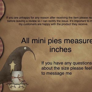 K&ouml;nnte beinhalten: Dekoratives Bild mit Text: "All mini pies measure 6 inches." Ein stilisierter Vogel mit Stern und Kerze ist abgebildet. Der Hintergrund ist ein strukturiertes Braun mit einem karierten Rand. Die Kuchen messen 15,24 cm.