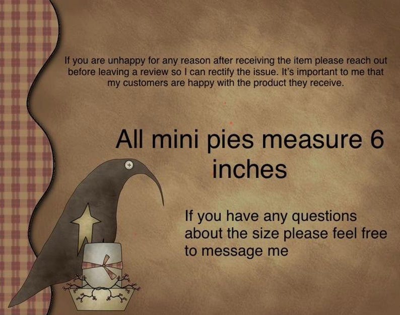 K&ouml;nnte beinhalten: Dekoratives Bild mit Text: "All mini pies measure 6 inches." Ein stilisierter Vogel mit Stern und Kerze ist abgebildet. Der Hintergrund ist ein strukturiertes Braun mit einem karierten Rand. Die Kuchen messen 15,24 cm.