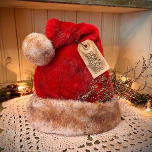 Décoration de ferme de Noël primitif et grungy avec chapeau de père Noël