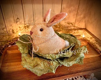 Primitiver kleiner Hase im Kohlkopf Frühlings Oster Landhaus Dekor Kantensitzer