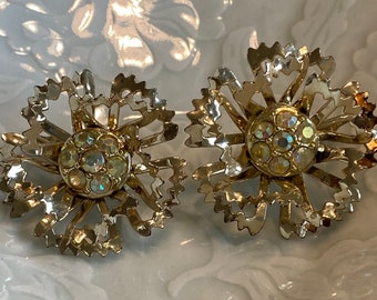 SARAH COVENTRY Royal Highness Demi Parure Clip on earrings Milk beads earrings vintage Sarah coventry earrings