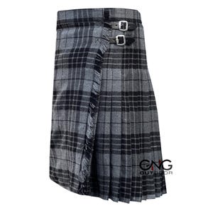 Puede incluir: Un kilt a cuadros grises y negros con correas de cuero y hebillas plateadas. El kilt tiene un borde con flecos y está plisado. El texto "GNG OUTDOOR" es visible en la esquina inferior derecha.