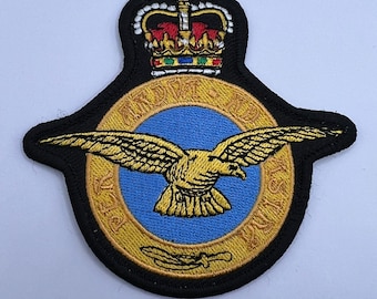 Insignia bordada a máquina de la Royal Air Force RAF para coser o planchar en parche Parche de corona del rey y la reina de la RAF