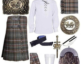 Puede incluir: Un conjunto de kilt escocés tradicional con una falda escocesa de cuadros verdes, marrones y rojos, una camisa blanca con cuello de encaje, un cinturón de cuero negro, un sporran de cuero marrón y una espada con diseño de dragón.