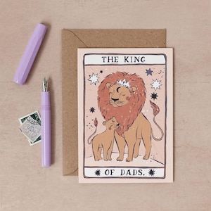 Lion et petit lionceau de tarot de Zazzle.be Liste d'envies Vous avez des idées ? carte d'anniversaire de papa | Carte de fête des pères | Carte d'anniversaire pour papa | Carte Lion pour papa | Carte de voeux pour la fête des pères